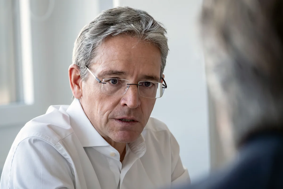 Die Ergebnisse von R&M haben in den letzten Jahren stagniert: Roger Baumann will sie wieder profitabler machen. Porträt von Roger Baumann, dem CEO von R&M in Wetzikon. Er trägt ein weisses Hemd.